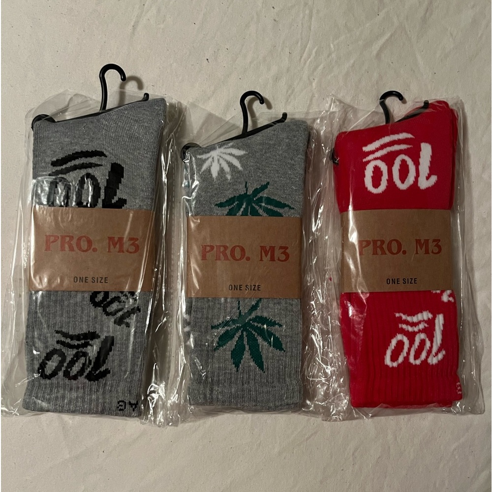 Lot bundle of 3 pair Men’s retro on size socks grey green red.
